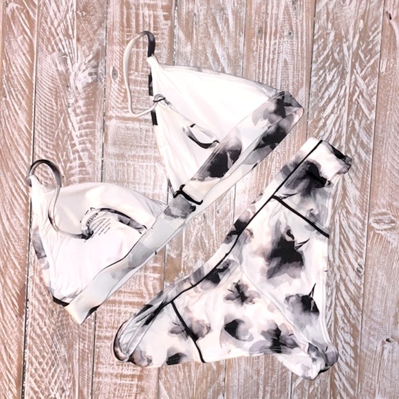 🔥RVCA Fading Petals Triangle Bikini Top🔥~med - Picture 10 of 11